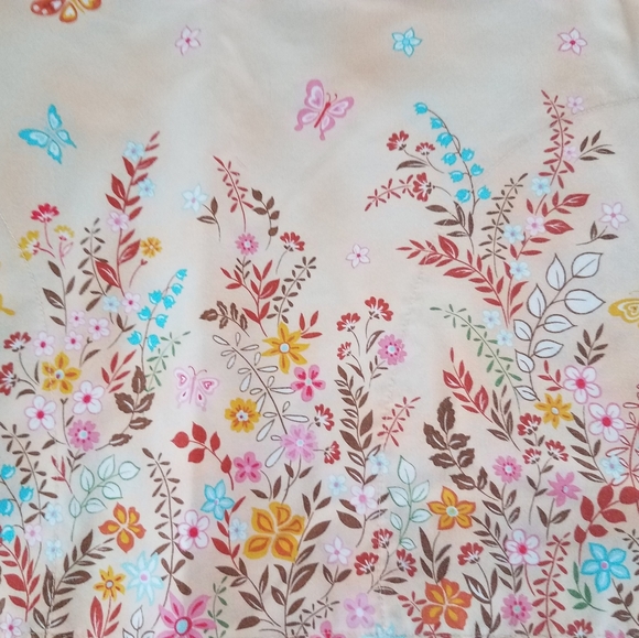 FLORAL SCRUB TOP - Picture 2 of 2